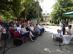 Bemutatkoznak a könyvben szereplő írók, költők. 